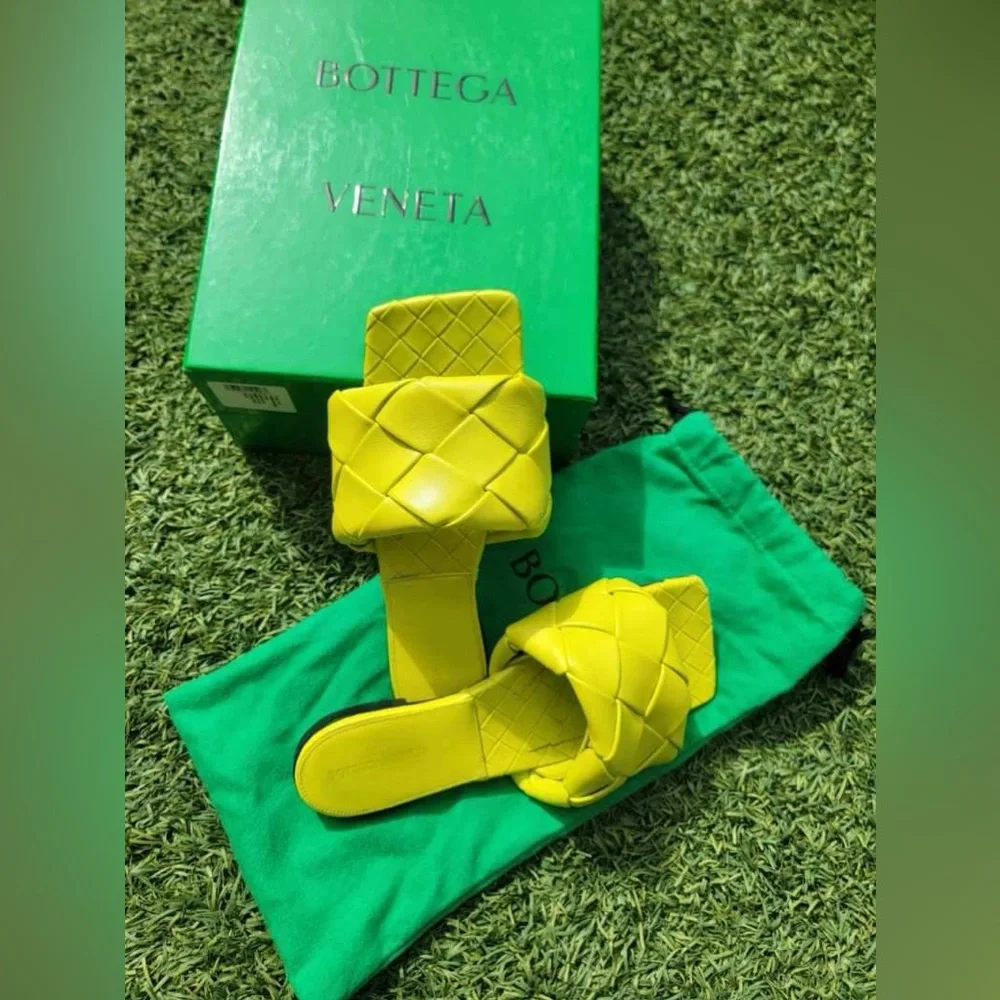 Bottega Veneta Lido Flat Leather Sandals - Picture 3 of 7